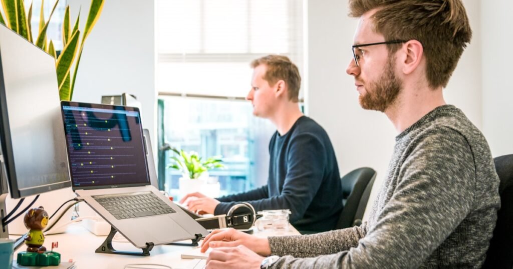 Team di agenzia web in riunione - scegliere il partner digitale giusto - Alkemist Firenze